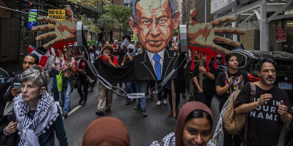 Disidentes propalestinos marchan  ayer contra el premier israelí con una foto de él lleno de sangre.