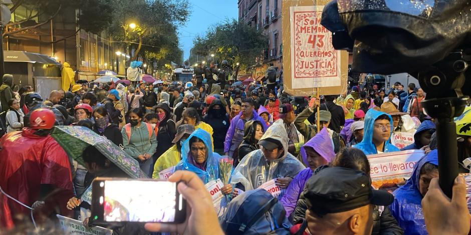 Asistieron 10 mil personas a la marcha por la desaparición de los 43 normalistas de Ayotzinapa.