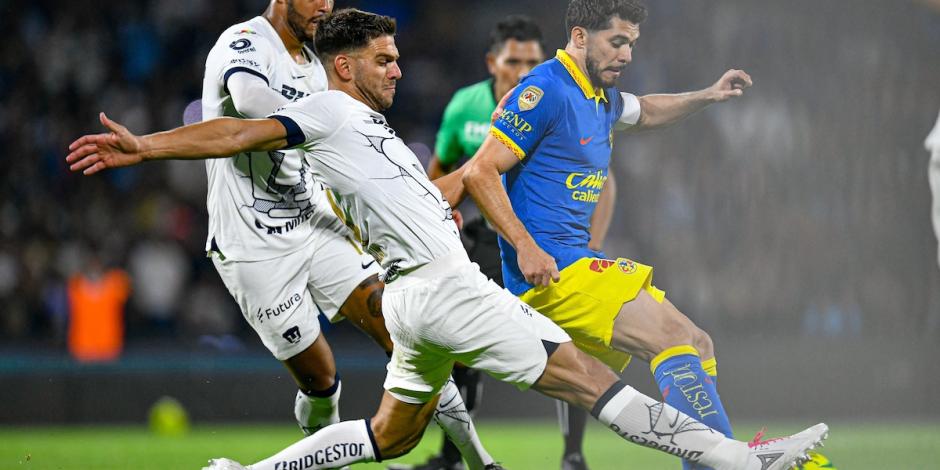 Leandro Magallán intenta quitarle el balón a Henry Martín el 20 de abril.