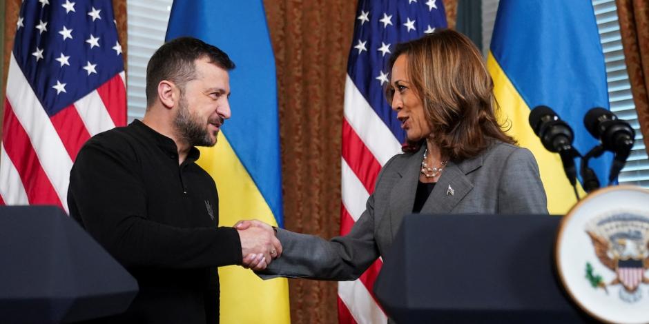 Volodimir Zelenski, presidente de Ucrania, saluda a Kamala Harris durante una conferencia conjunta, ayer.