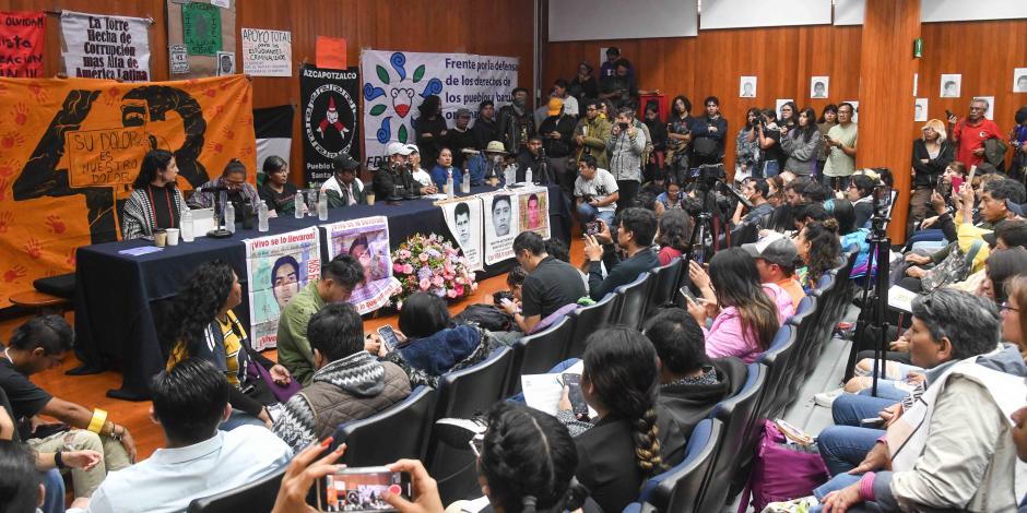 Conferencia de los padres de los normalistas, ayer, en la Facultad de Filosofía de la UNAM.