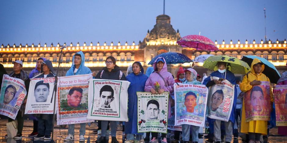 Mitin de padres de los 43 normalistas de Ayotzinapa, ayer frente a Palacio Nacional.