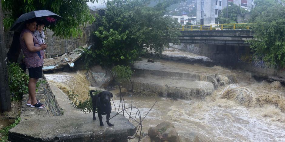 Fuerza de la lluvia generada por John arrasa con casas y deja aislados a habitantes en Acapulco.