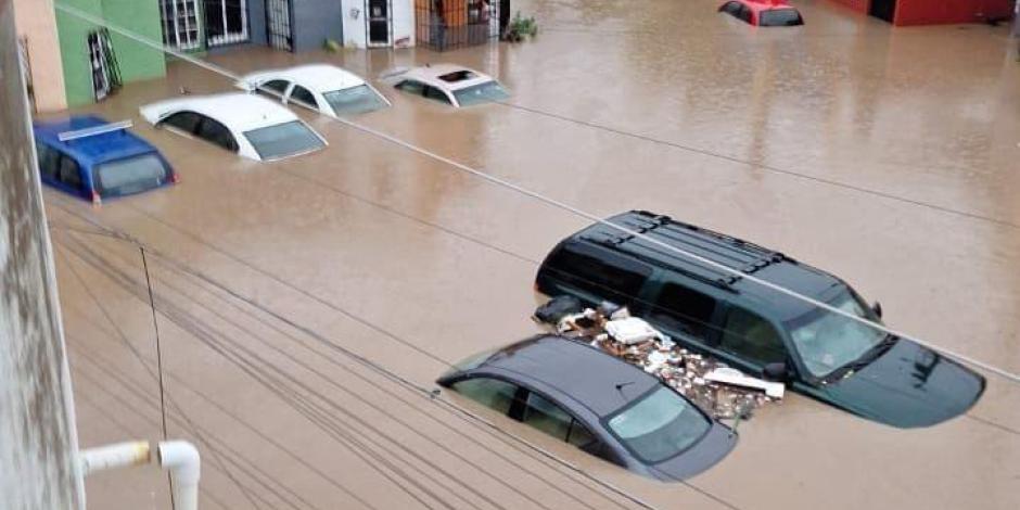 Inundaciones afectan colonias de Acapulco.