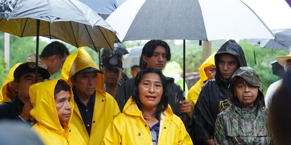 Abelina López Rodríguez supervisa las labores de rescate en Acapulco tras las inundaciones provocadas por la tormenta tropical 'John'.