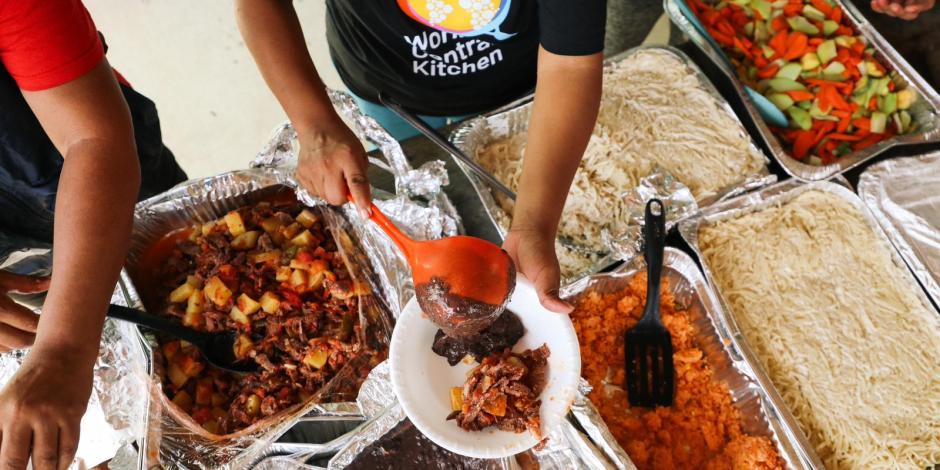 Voluntarios de World Central Kitchen distribuyen alimentos en zonas afectadas por el huracán John en Acapulco.