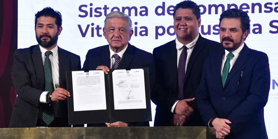 El Presidente Andrés Manuel López Obrador firmó este viernes el Sistema de Compensación Vitalicia por Justicia Social