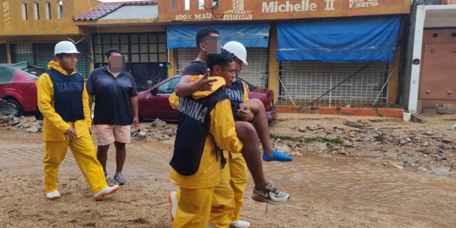 Marina lleva a cabo labores de rescate por el paso de la tormenta tropical "John".