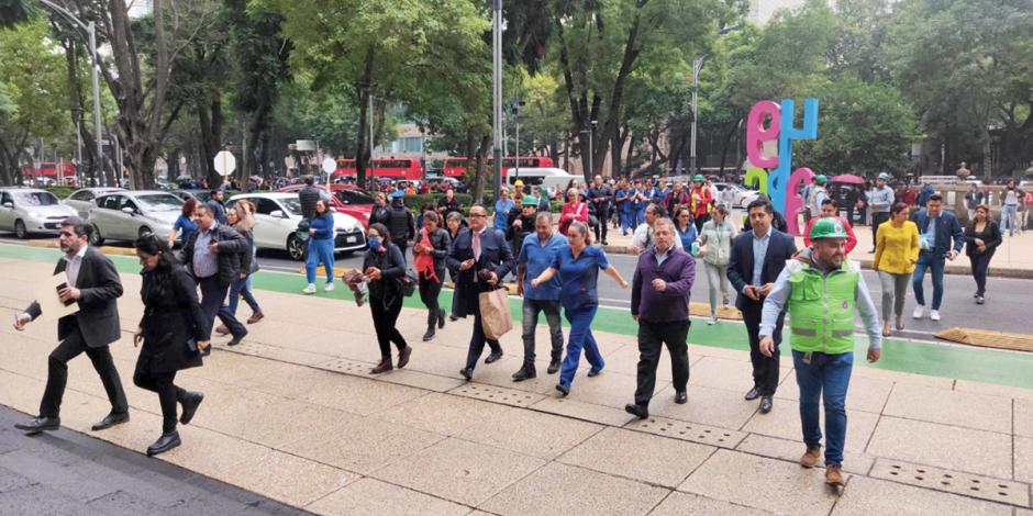 Personas evacuadas en Paseo de la Reforma, ayer, en uno de los microsismos.