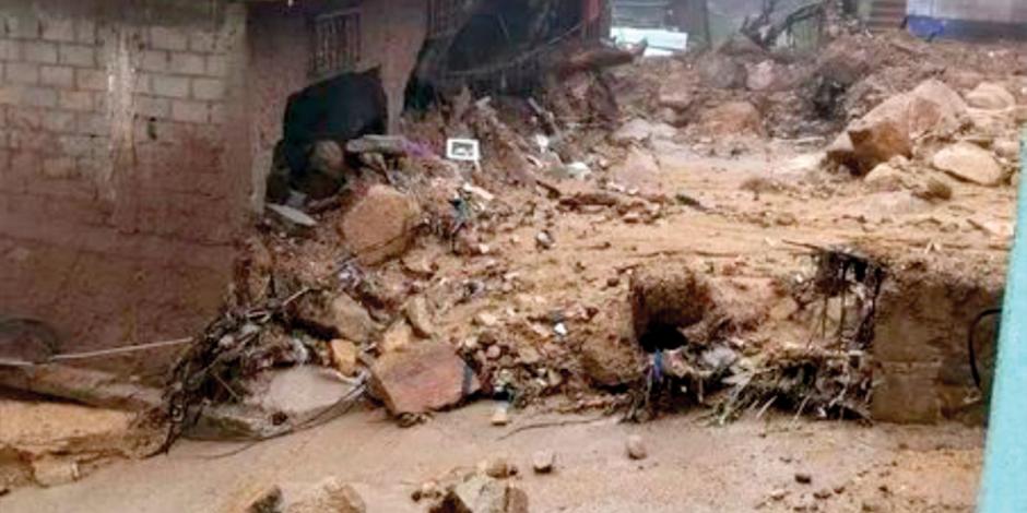 Casas se inundaron tras el paso del huracán John en Michoacán, ayer.