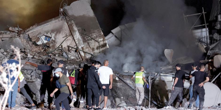 Socorristas inspeccionan el lugar del ataque israelí en Beirut, Líbano, ayer.