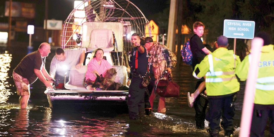 Habitantes y sus mascotas son rescatados de la inundación en Tampa, Florida, ayer.