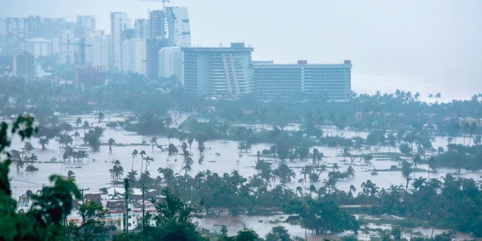 Zona Diamante de Acapulco, prácticamente bajo el agua, ayer.