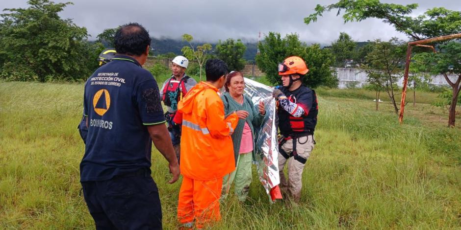 Rescatistas evacúan a cinco personas y un perro tras el desbordamiento del río Huacapa en Chilpancingo.