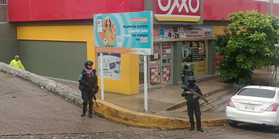 Policías estatales realizan patrullajes para prevenir actos delictivos en Acapulco.