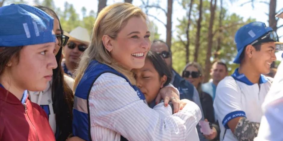 Maru Campos entrega árboles para reforestar la Sierra Tarahumara y mitigar los efectos de incendios forestales.