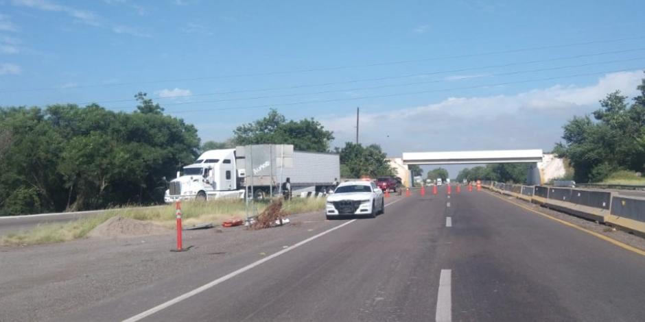 Atienden bloqueo carretero por vehículos incendiados.