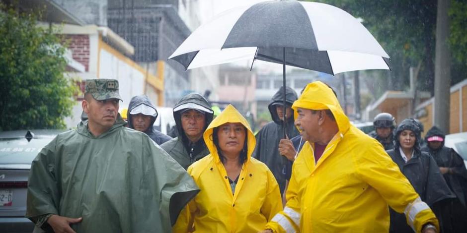 La alcaldesa Abelina López coordina rescates y acciones de emergencia en Acapulco, tras las inundaciones provocadas por "John".