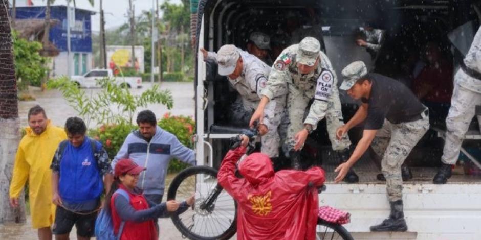 GN lleva a cabo labores de rescate de personas afectadas por el paso del huracán "John".