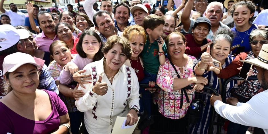 La gobernadora Delfina Gómez, al centro, visitó a vecinas y vecinos de Tejupilco.