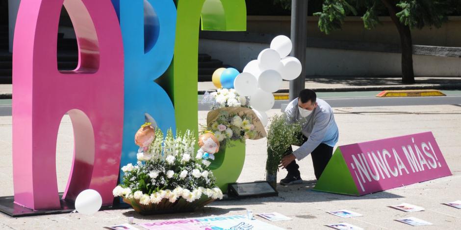 Padres llevan flores al antimonumento por el incendio de la Guardería ABC en 2009.