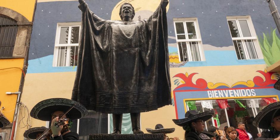 Se develó la estatua de la cantante Chavela Vargas en la Plaza Garibaldi.