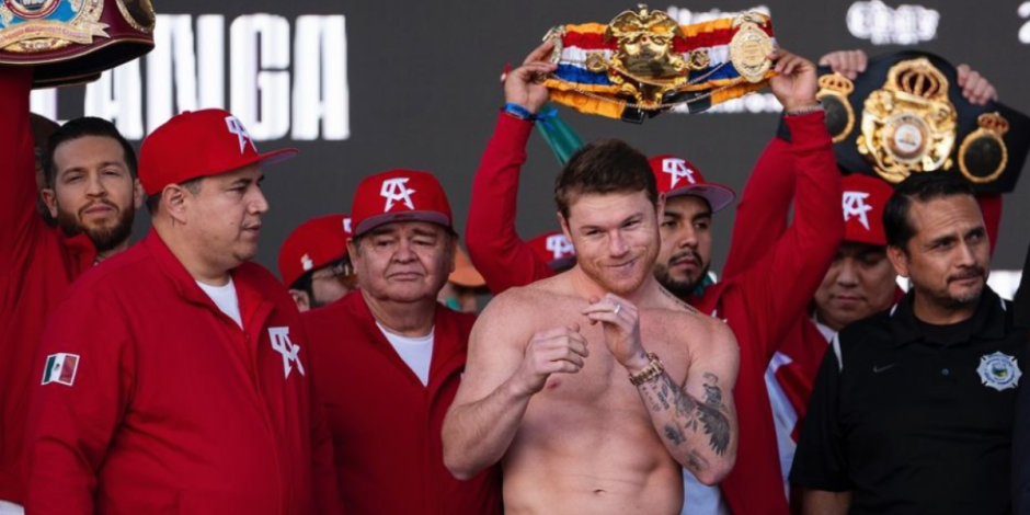 'Canelo' Álvarez presume sus cinturones en la Ceremonia de Pesaje de la pelea contra Edgar Berlanga