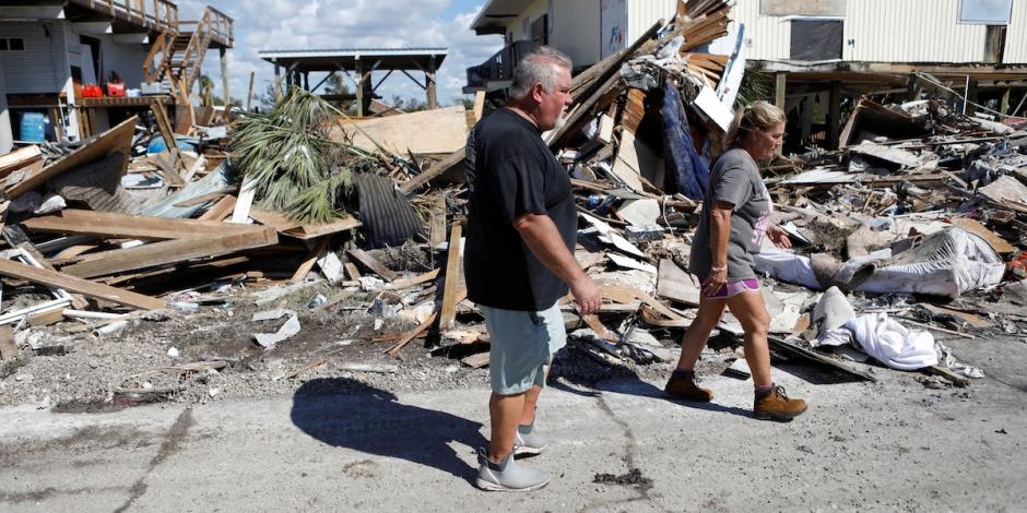 Residentes de Florida buscan entre la destrucción algunas pertenencias a salvar, ayer.