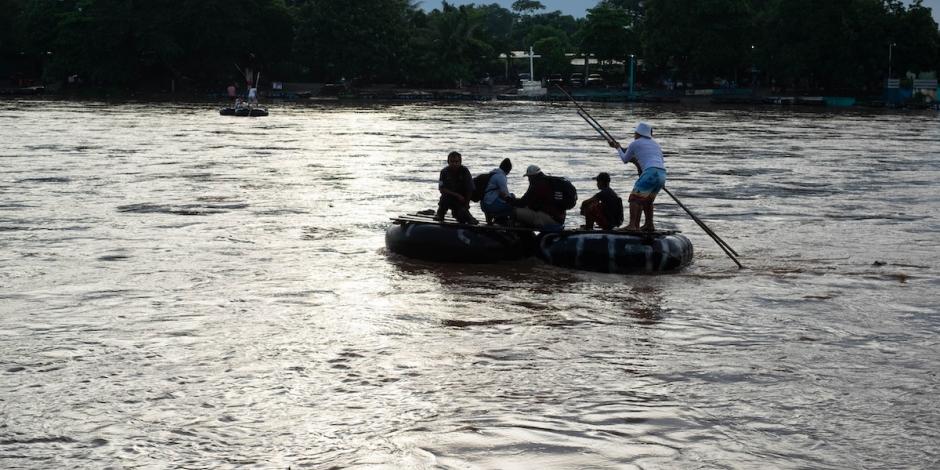 El 22 de septiembre, migrantes cruzaron la frontera de México con Guatemala por el río Suchiate.