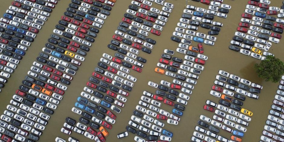 Lote de autos tras el desfogue de la presa Infiernillo, en Michoacán el sábado.