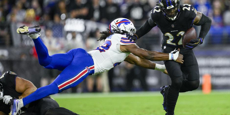 El corredor de los Ravens de Baltimore Derrick Henry avanza con el balón.