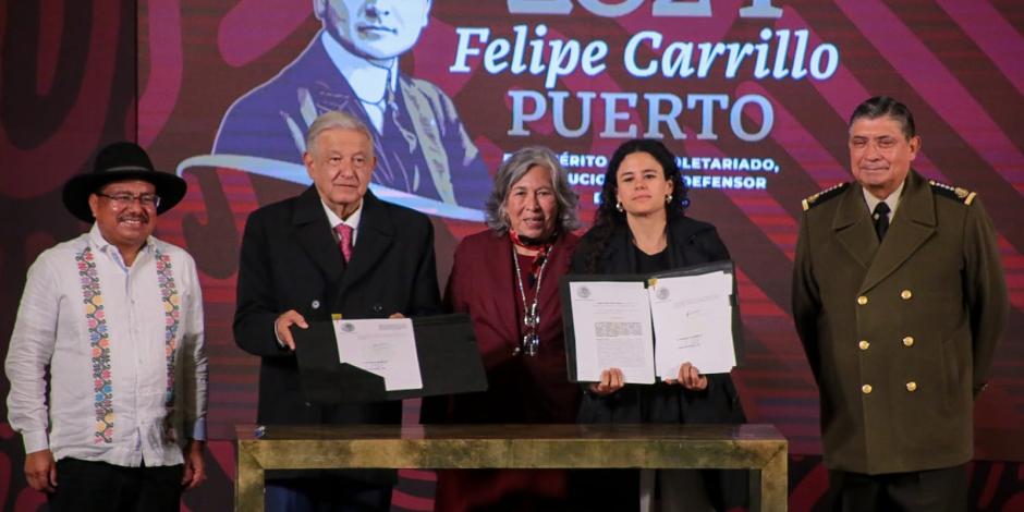 El presidente López Obrador firma la publicación de reformas.