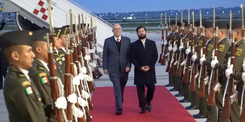 Llegada del Presidnete de Chile (derecha) al AIFA.