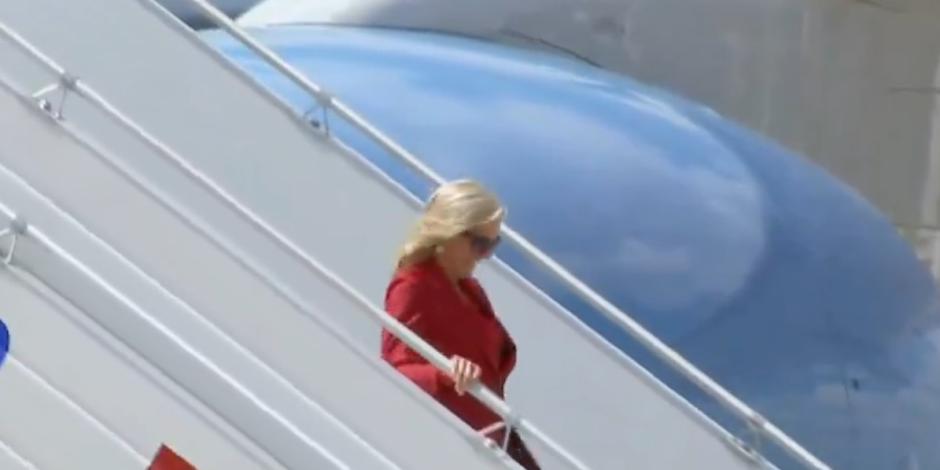 Jill Biden desciende de un avión en el AIFA.