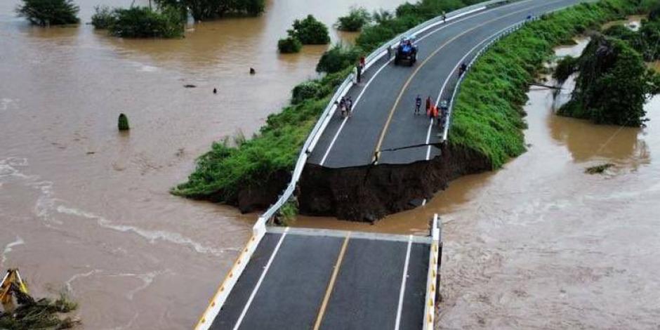 Al menos 9 autopistas permanecen cerradas por afectaciones en Guerrero.