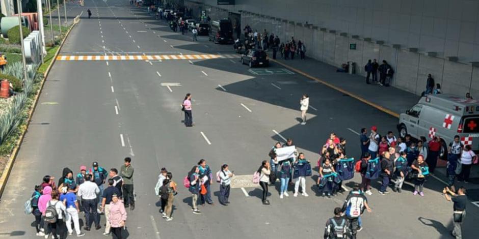 En protesta por incumplimiento de pagos, trabajadores de limpieza bloquean el AICM.