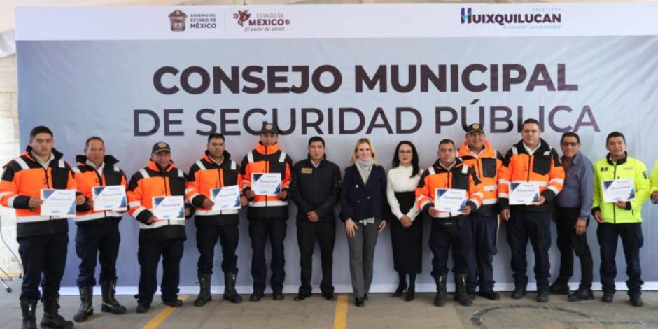 Huixquilucan entrega reconocimientos a personal de emergencias por su labor en la atención de deslaves.