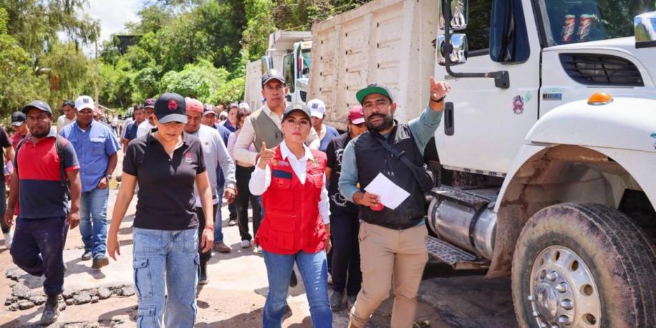 La gobernadora Evelyn Salgado, ayer en un recorrido por zonas afectadas.