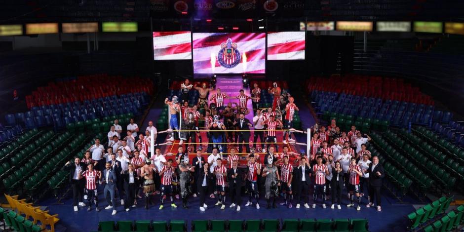 Chivas se vuelve a lucir con su foto oficial.