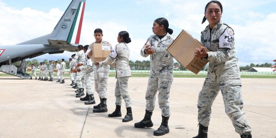 Elementos de la GN hicieron una cadena humana para cargar la aeronave, ayer.