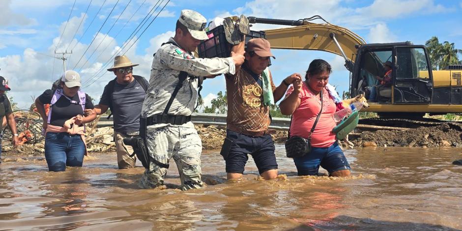 La Guardia Nacional continuó ayer con las labores de auxilio a la población.