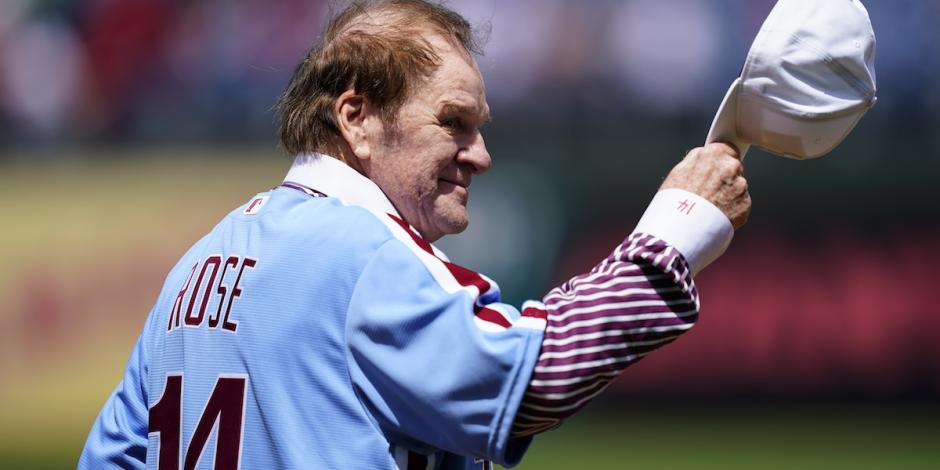 Pete Rose en uno de los homenajes que le hicieron los Phillies durante la temporada pasada.