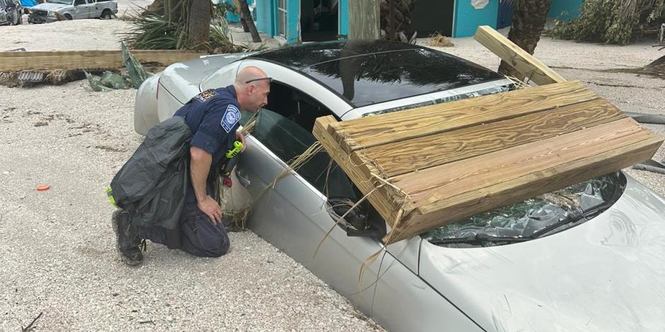 Personal de rescate recorre zonas afectadas por Helene y revisa unidades siniestradas, ayer, en Carolina del Norte.