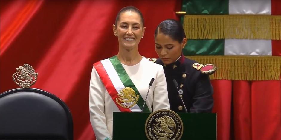 Claudia Sheinbaum, con la banda presidencial.