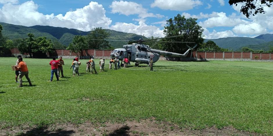 Llega ayuda humanitaria transportada por Sedena a Acapulco y Costa Chica de Guerrero