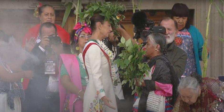 Ante un Zócalo abarrotado, Claudia Sheinbaum encabeza ceremonia del bastón de mando.