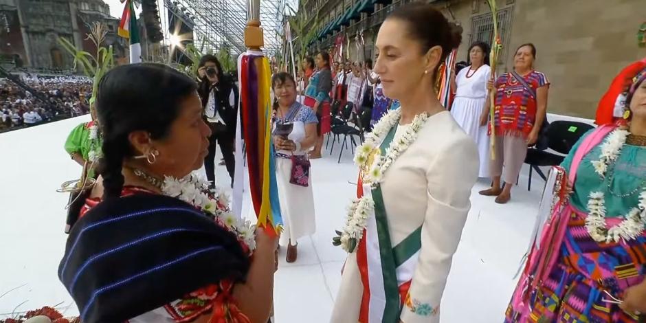 Claudia Sheinbaum recibe bastón de mando.