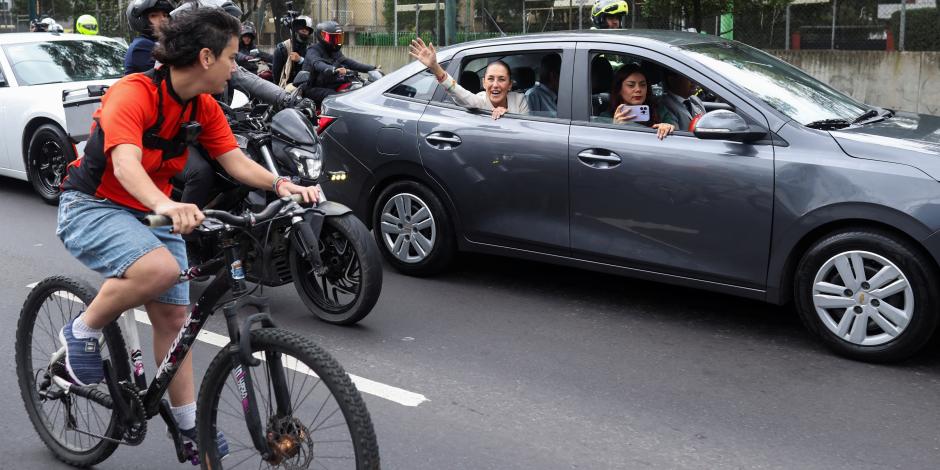 Claudia Sheinbaum saludó camino al Congreso a sus seguidores; en el auto, al frente, la acompañó Paulina Silva Rodríguez, coordinadora de Comunicación Social.