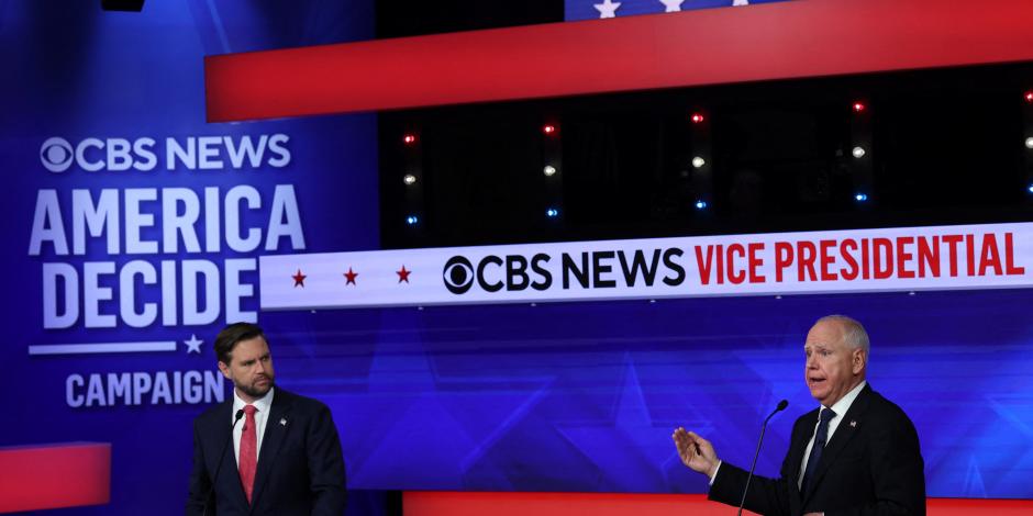 El republicano JD Vance (corbata roja) escucha a su contendiente demócrata, Tim Walz, durante su único debate, ayer, en Nueva York.