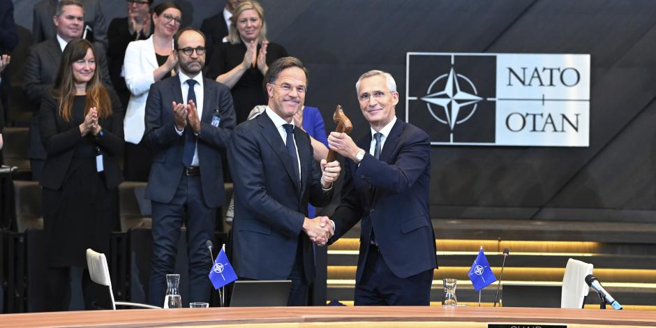 Mark Rutte (de lentes) saluda ayer a su ahora antecesor, Jens Stoltenberg.